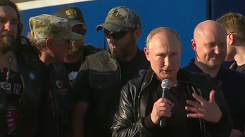 Putyin erőszakos motorosokat ajánlott a fiataloknak példaképnek, majd motorozott velük egyet