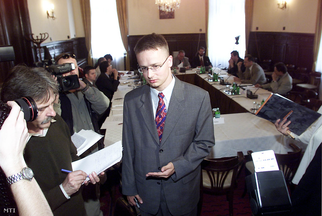 Budapest 2002. június 3.
                        Formai hiányosságok miatt nem hitelesítette a Fidelitas népi  kezdeményezésének aláírásgyűjtő íveit az Országos Választási  Bizottság (OVB)  budapesti ülésén. A Fidelitas annak érdekében kíván népi kezdeményezést indítani hogy az Országgyűlés - elismerve a választások legitim  eredményét - törvényben rendelje el a szavazatok újraszámlálását. Az OVB különböző pártok által delegált tagjai egyetértettek abban hogy a Fidelitas által benyújtott ívekről hiányzik az aláírást gyűjtő személy nevének kihagyott hely így formailag nem  felel meg a törvényben előírt követelményeknek. Ficzere Lajos az OVB elnöke közölte: az aláírásgyűjtő ív korrigálása és beterjesztése után az OVB ismét napirendjére tűzi a  Fidelitas népi kezdeményezését