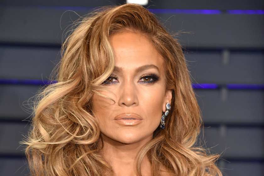 Tűzpiros estélyiben tündökölt Jennifer Lopez Egyiptomban - Szexi volt a színpadon
