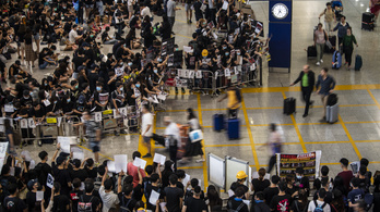 Kedden is több száz repülőjáratot töröltek Hongkongban