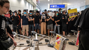 Megint nem szállhatnak fel gépek a hongkongi reptérről