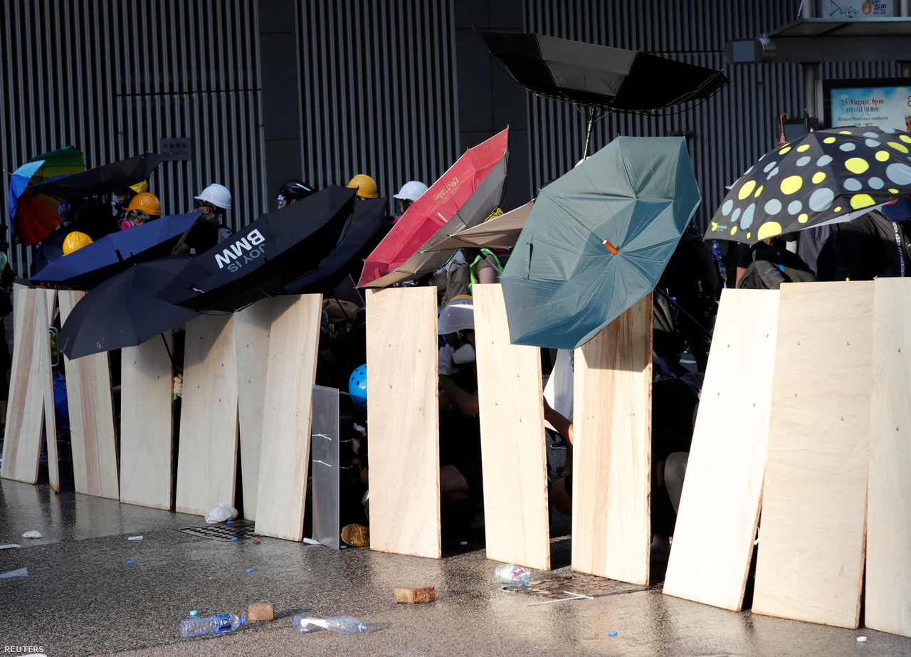 Fa lapokkal és kifordított esernyőkkel sorakoztak fel a tüntetők a hongkongi kormányzat épületénél. Most már egyszerre akár 8-9 helyszínen is nekikezdenek a tüntetésnek, ezeket a közösségi médiában egyeztetik. Az esernyők nem sokat érnek a gumilövedékek ellen, ezért próbálkoztak szétszerelt aktatáskákból, vagy éppen vasalódeszkákból is pajzsokat gyártani. Képeken olyan is látszott, aki viszont rögtön Amerika Kapitány pajzsának replikájával ment a tüntetésre. Görkorcsolyázáshoz, motorozáshoz, jégkoronghoz vagy pedig amerikai futballhoz használt védőfelszerelések is fel-feltűntek.
