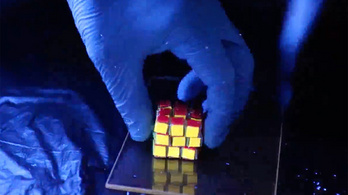 Polimerekből raktak ki Rubik-kockát