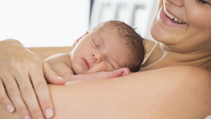 Hüvelyi szülés vagy császármetszés: a bőrünknek nem mindegy