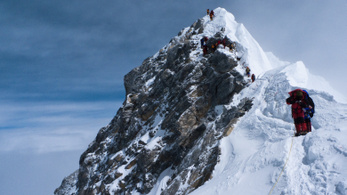 Drasztikusan szigorítják a Mount Everest megmászásának szabályait