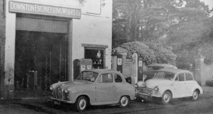 A Downton Engineeringről szóló újságcikket illusztráló kép egy ötvenes évek végi autós lapból. A két autón a Downton-tuningot csak a küszöb mellett kilógó kipufogó árulja el. Háttérben egy háború előtti Packard - jó eséllyel Jani bácsié