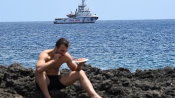 Salvini megengedte, hogy a gyerekek partra szálljanak a menekülthajóról