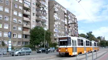 Még mindig csikorogva hasít a villamos a Fehérvári úton