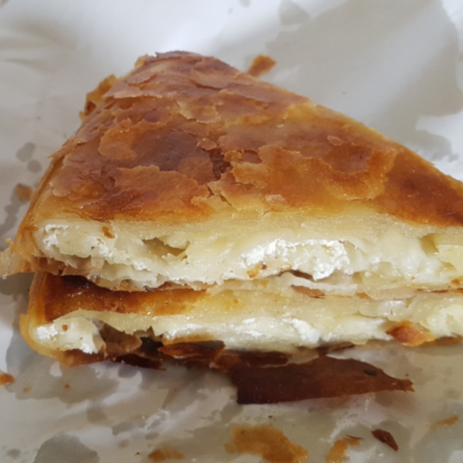 Túrós burek: a Balkán csodás rétestésztája feta sajtos töltelékkel