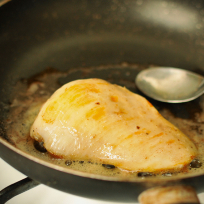 Ha habzó vajban sütjük a csirkemellet, ízes és szaftos lesz