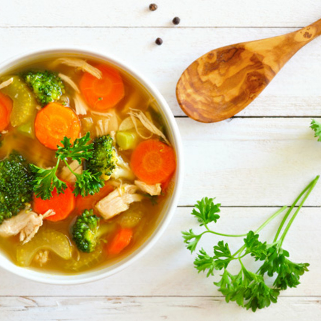 Sűrű csirkés-zöldséges erősítő leves, ami meggyógyítja a rossz gyomrot - Ünnep után igazi áldás