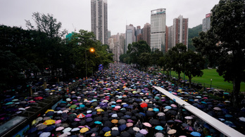 Százezrek vonultak békésen a demokratikus jogaikért Hongkongban