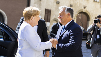 Orbán Merkelnek: A magyarok leveszik a kalapot a keményen dolgozó sikeres nők előtt