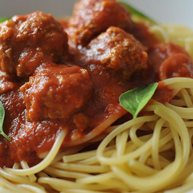 A húsgombócos spagetti nem csak a gyerekek kedvence