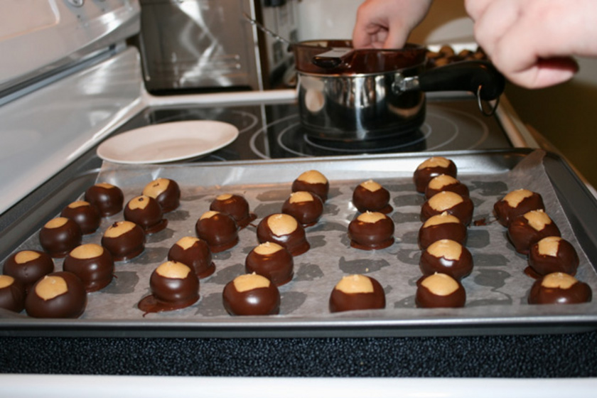 Csokoládéba mártott mogyoróvajas golyók: sütés nélküli nassolnivaló