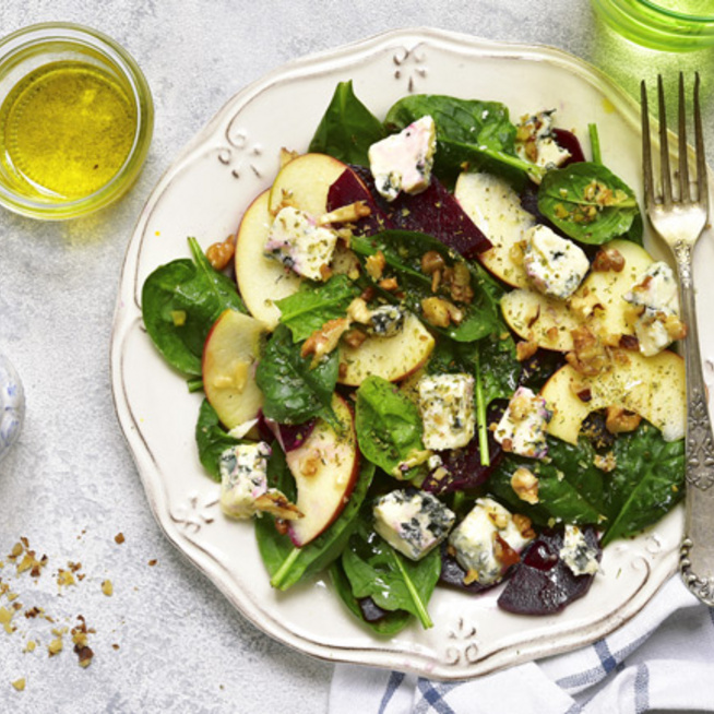 Gorgonzolás, almás, diós saláta, könnyed finomság az ünnepek alatt