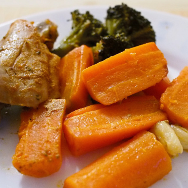 Fűszeres csirke puhára sült zöldségekkel: 10 perc munkával isteni vacsora