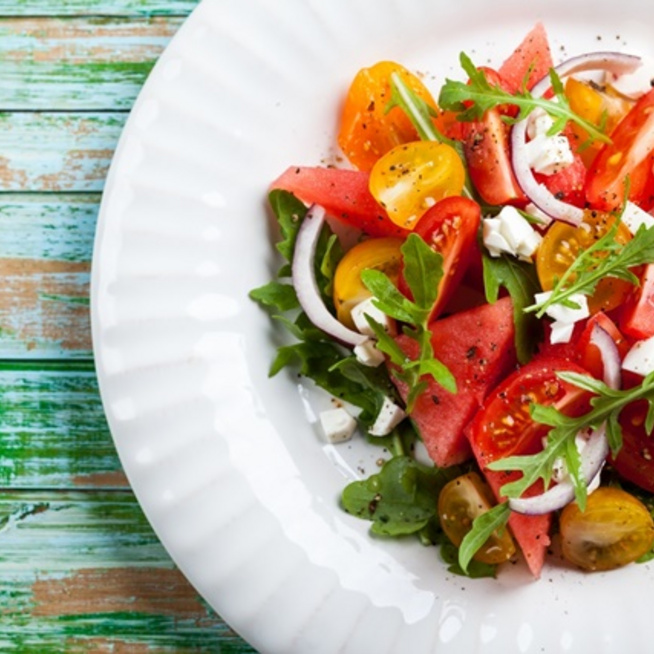 Dinnyés-fetás saláta rukkolával, nyáron simán beillik főételnek