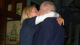 A 79 éves John Cleese és 31 évvel fiatalabb felesége csókolóztak egy fotósnak