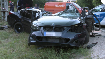 180-nal csapódott oszlopnak a 20 éves sofőr Eplénynél, kettészakadt a BMW