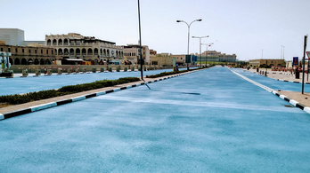 Kékre festett utakkal küzd a forróság ellen Katar