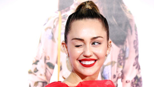 Miley Cyrust kirúgták egy munkájából, amiért péniszalakú tortát vett exének, amit végig is nyalt