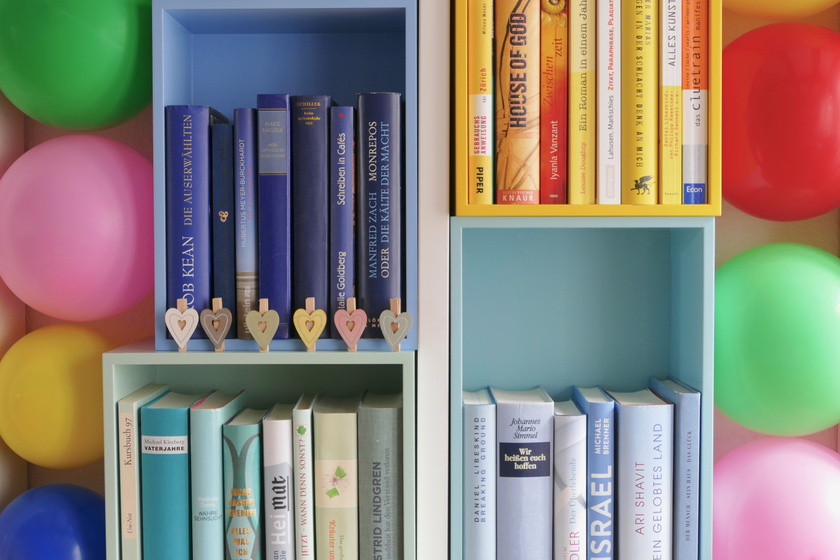 Így rendezd be a könyvespolcodat, és a nappalid éke lesz: gyönyörű és praktikus ötletek