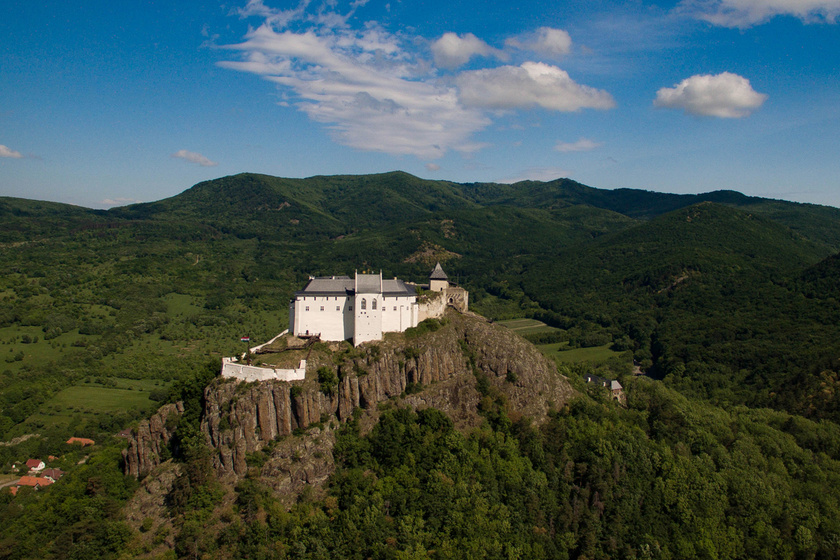 Pompásan magasodik a Zempléni-hegységben Magyarország egyik csodája: Füzér vára tündérszép látvány