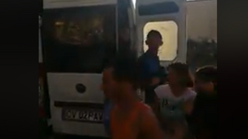 48 ember szállt ki egy román kisbuszból