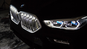 A világ legsötétebb autóját viszi a BMW Frankfurtba