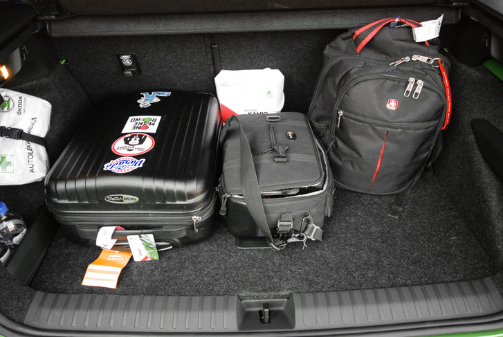 Kabin bőrönd, fotóstáska és egy hátizsák ennyit vesz el a csomagtérből
