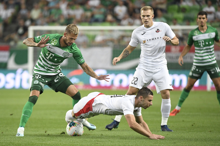 Varga Roland (b) és Andro Svrljuga (lent) a labdarúgó Európa-liga 4. fordulójában játszott Ferencváros-FK Suduva (litván) visszavágó mérkőzésen a Groupama Arénában 2019. augusztus 29-én