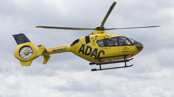 Mentőhelikopter vágott át egy távvezetéket Németországban, egy réten landolt a sérülttel
