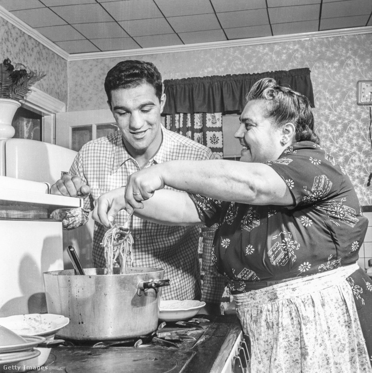 Rocky és édesanyja a massachusettsi Brocktonban lévő szülőházban, 1953-ban. A családnak olasz gyökerei vannak, Marciano nagyapja 1914-ben vándorolt Milánóból az USA-ba.