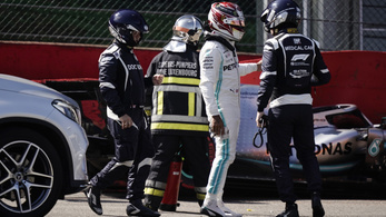 Hamilton falba állította a Mercedest Spában