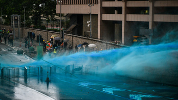Vízágyúval oszlat a rendőrség Hongkongban