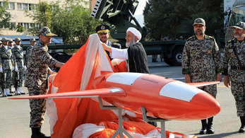 Irán bemutatott egy új, csapásmérésre is használható harci drónt