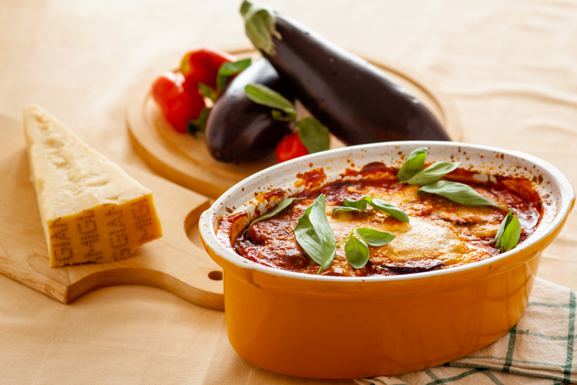 Rakott padlizsán, ahogy az olaszok készítik: fűszeresen, paradicsomosan, sajtosan