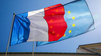 Az uniós zászlónak is kint kell lennie mostantól a francia iskolákban