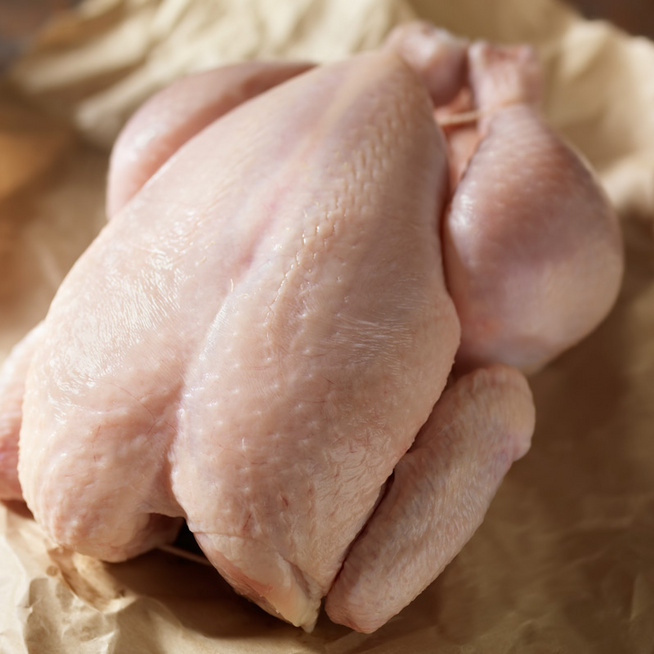 Hogyan szedjünk szét 5 lépésben egy egész csirkét anélkül, hogy széttrancsíroznánk?