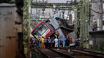 Kamionnal ütközött, majd kisiklott egy vonat Japánban