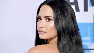 Demi Lovato megmutatta retus nélküli, narancsbőrös fenekét