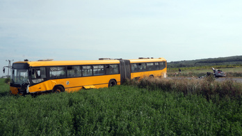 Menetrend szerinti busszal ütközött egy autó Miskolcnál, meghalt a 73 éves sofőr