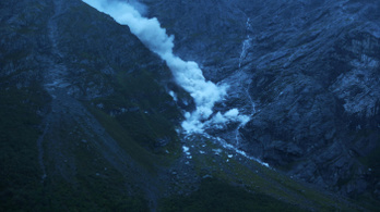 Élő adásban omlott le egy hegy Norvégiában, koccintottak rá a helyiek