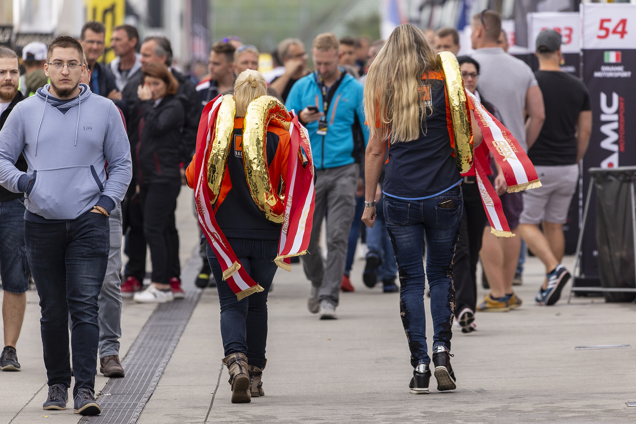 A hazai futamon magyar érdekeltséggel is bíró KTM X-Bow mezőnynek készítik elő a díjazottaknak járó koszorúkat a lányok.