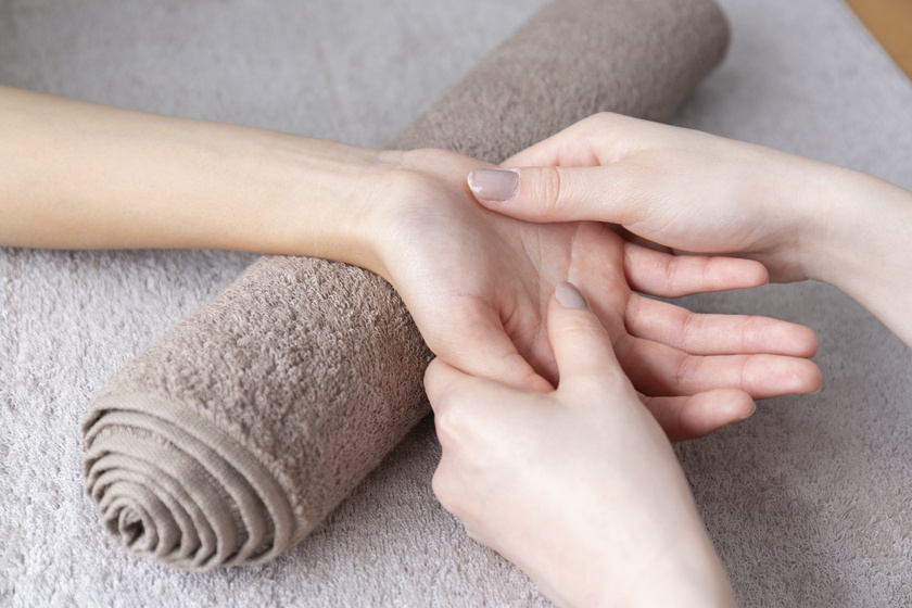 Három akupresszúrás pont a kézen, ami enyhíti a megfázás tüneteit