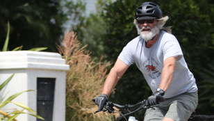 Kurt Russel mikulásként bringázik Portland utcáin