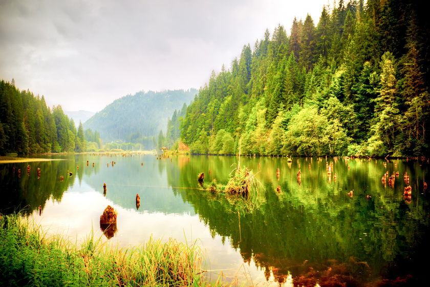 Erdély egyik legszebb természeti csodája: a Gyilkos-tó legendája szerelmi történetet rejt