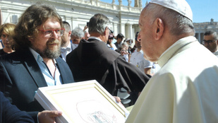 Magyar műalkotást kapott ajándékba a pápa