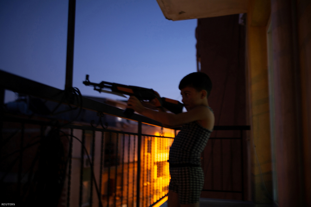 Hanin öccse egy játékfegyverrel játszik 2017. augusztus 31-én. Ez az első estéjük az új lakásban, miután átköltöztek Kilisből İzmirbe.